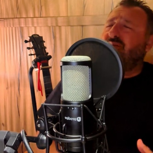 Yoann Paoloni enregistre avec son Prodipe STC-3D une chanson d'I Muvrini