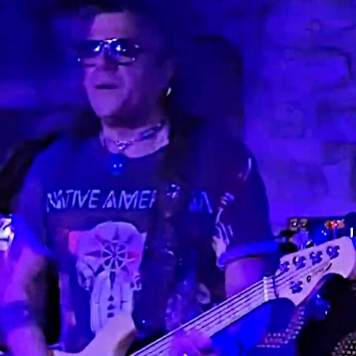 Fifi Chayeb with his JB90 MA Alder Natural 5-string in top form